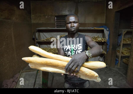 Yako, Burkina Faso ; Baker avec pains frais. Banque D'Images