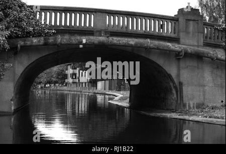 Pont routier sur canal voûté Banque D'Images