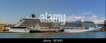 Bateau de croisière Queen Victoria de la Cunard flotte navire amarré dans le port de Sydney Harbour, sur un beau jour bleu Banque D'Images