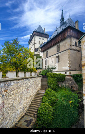 Cour intérieure et les tours et les murs de la célèbre cité médiévale royale gothique Karlstejn château à proximité de Prague, la Bohême centrale en République tchèque. Banque D'Images