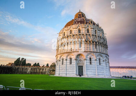 Tour de Pise Baptistère Roman médiéval de Saint John (Battistero di Pisa) à Piazza dei Miracoli (Place des Miracles) duomi dans Pisa , Italie Banque D'Images