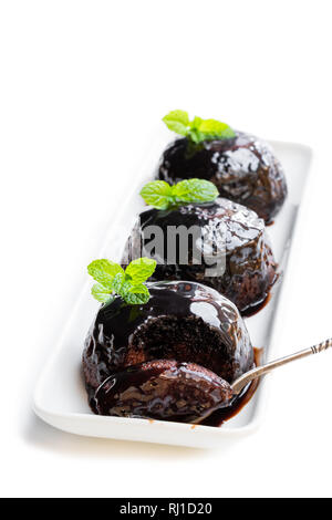 Sticky chocolate puddings isolated on white Banque D'Images