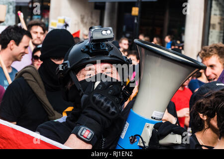 Un des manifestants masqués à Londres. Banque D'Images