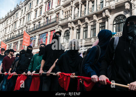 Ligne de manifestants anti-CDCPPS. Banque D'Images