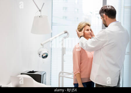 Votre médecin traitant à l'hôpital patient mature Banque D'Images