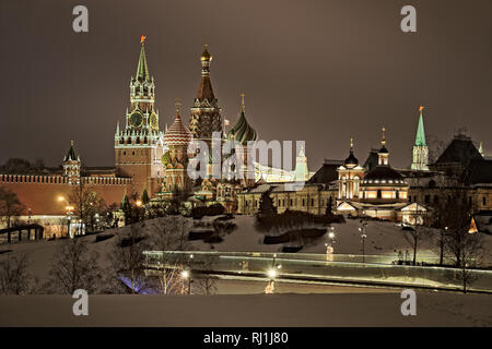 = tours du Kremlin et la cathédrale Saint-Basile dans la nuit hivernale  = Vue de carte postale de l'allumé du Kremlin de Moscou (Tsarskaya) du Tsar et Spasskaya Bashnya ( Banque D'Images