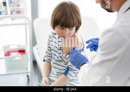 Garçon à la seringue à injection de médecin à l'hôpital Banque D'Images