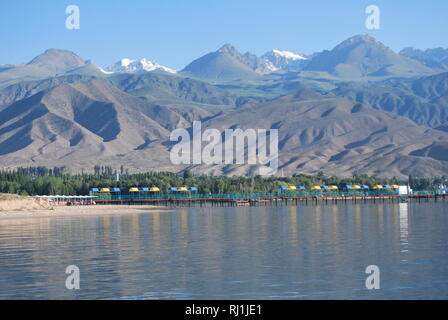 Issyk Kul, un grand et beau lac salin dans les montagnes de Kygyzstan Banque D'Images
