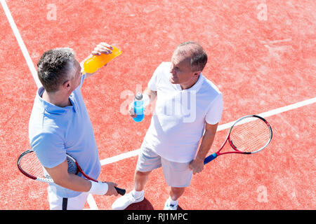 Portrait d'hommes parler en se tenant sur le tennis au cours de match Banque D'Images