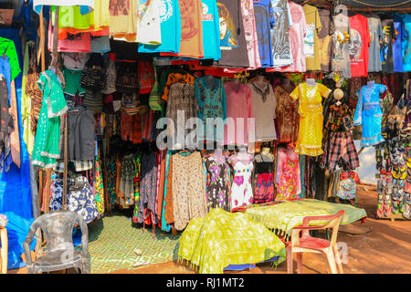 Des vêtements colorés sont stallés à la marché aux puces hebdomadaire d'Anjuna, Goa, Inde Banque D'Images