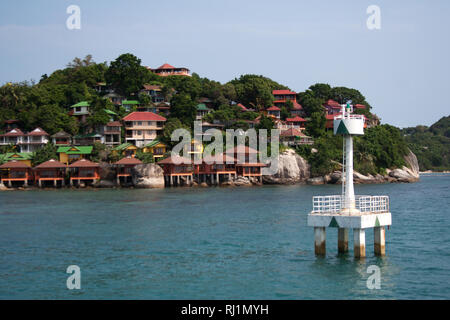 Port Blanc près de la tour de Ko Pha-ngan Island Harbour en face de cape avec maisons bungalow falaise Banque D'Images