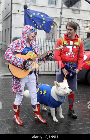 Pic montre : les militants anti Brexit en dehors du Parlement européen des jeunes de l'année Madeleina Kay Né le 29 mars 1994 (Age 24) Nationalité britannique Occ Banque D'Images