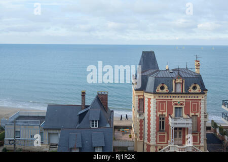 Donnant sur la Seine vers Le Havre au-delà des maisons Belle Époque emblématique à Trouville-sur-Mer, Normandie, France. Banque D'Images