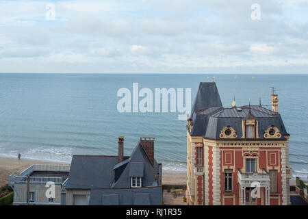 Donnant sur la Seine vers Le Havre au-delà des maisons Belle Époque emblématique à Trouville-sur-Mer, Normandie, France. Banque D'Images