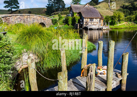 MataMata, Nouvelle-Zélande - Mars 2017 Maison de Hobbit et le vieux moulin à côté d'un vieux pont de pierre Hobbiton