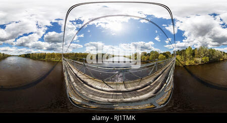 Vue panoramique à 360° de Toute antenne sphérique transparente 360 degrés d'angle de vue panorama depuis la suspension des piétons pont en bois au-dessus de la rivière Grand en journée ensoleillée en equirectangul