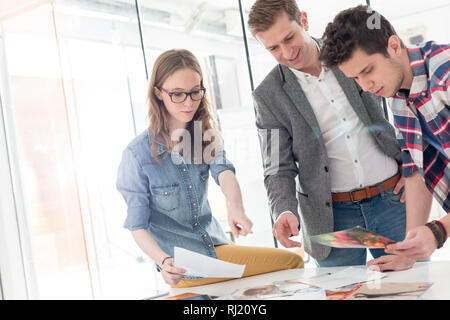 Collègues créatifs discuter plus de photos in office Banque D'Images