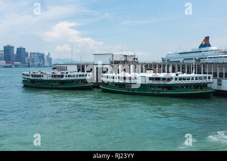 Livre vert et blanc Star Ferries accosté au Star Ferry Pier sur Tsim Sha Tsui, Hong Kong Banque D'Images