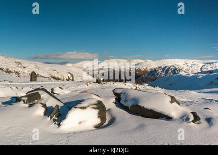 Vue de dessus Honister Pass partout à Helvellyn dans la neige, UK Banque D'Images