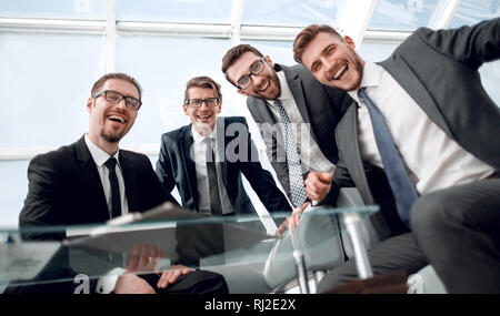 Groupe de gens d'affaires assis à la table de négociation Banque D'Images