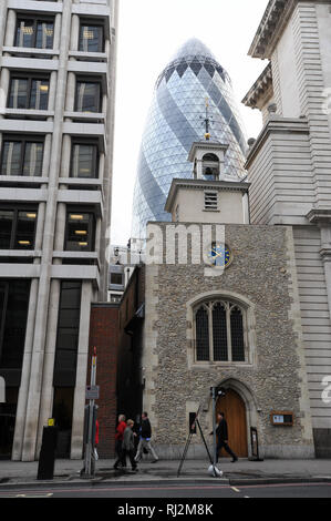 L'église St Ethelburga's Bishopsgate et 180 mètres de gratte-ciel 30 St Mary Axe (aussi appelé la tour Swiss Re ou le Ghurkin) 2001-2003 par sir Norman Banque D'Images