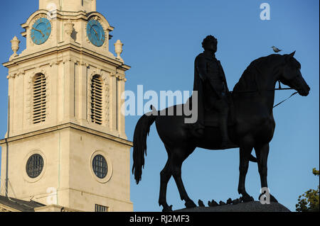 Statue équestre du roi George IV et Baroque St Martin in the Fields Church construit 1721 à 1726 conçu par James Gibb sur Trafalgar Square à Londres Banque D'Images