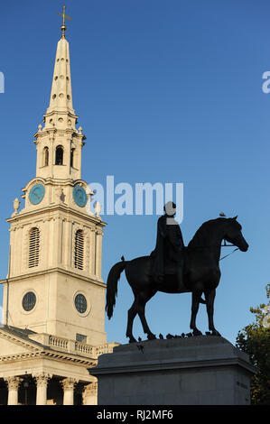 Statue équestre du roi George IV et Baroque St Martin in the Fields Church construit 1721 à 1726 conçu par James Gibb sur Trafalgar Square à Londres Banque D'Images