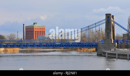 Wroclaw, Pologne, pont Grunwaldzki Grunwald (plus) sur l'Odra (avec l'ancien château d'eau dans le dos. Banque D'Images