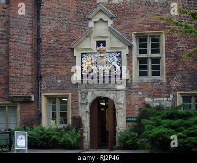 L'entrée principale de Kings Manor, de l'Université de York, York, Angleterre. Banque D'Images