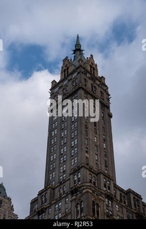 New York City - USA - 17 déc 2018 : le Sherry-Netherland hôtel donne sur Central Park à partir de la 5e Avenue, et est situé en face du métro Banque D'Images