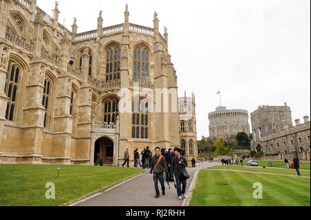 La Chapelle St George, Henry III tour et Tour ronde dans le quartier inférieur du château de Windsor résidence royale de Windsor, Berkshire, Angleterre, Royaume-Uni. Oc Banque D'Images