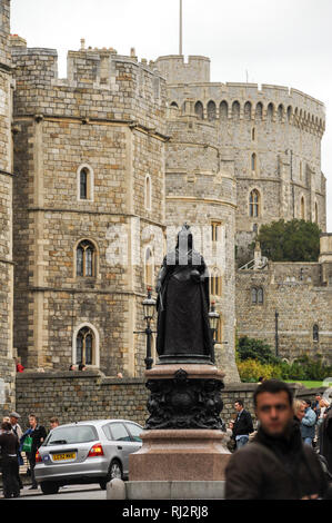 Statue de la reine Victoria et le Roi Henry VIII Gate, Henry III tour et Tour ronde dans le quartier inférieur du château de Windsor à Windsor, résidence royale, Berkshire Banque D'Images