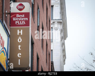 Montréal, Canada - le 9 novembre 2018 : Best Western Plus logo sur leur hôtel pour Montréal, Québec. Best Western est une chaîne américaine d'hôtels répartis wo Banque D'Images