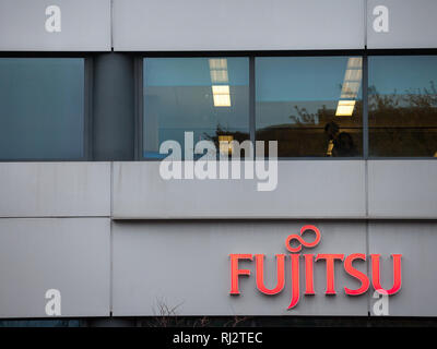 Montréal, Canada - le 9 novembre 2018 : Fujitsu le logo de la Banque sur leur bureau principal de Montréal (Québec). Fujitsu est un ordinateur japonais et l'équipement de bran Banque D'Images