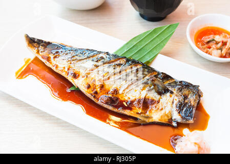 Poisson grillé avec sauce douce saba sur le dessus Banque D'Images