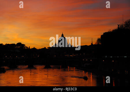 Magnifique coucher de soleil au bord de la rivière Tibre à Rome avec St Peter dome Banque D'Images
