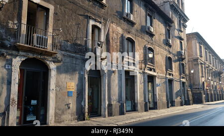 Catane, Sicile, Italie. Tôt le matin, c'est une vue d'une rue typique dans le centre historique. Banque D'Images