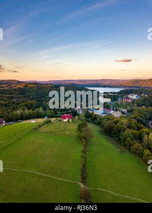 Coucher de soleil sur le lac de Solina et Ilanz village de Bieszczady en Pologne. La photographie aérienne. Banque D'Images