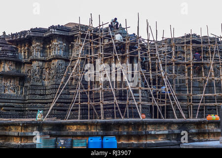 Halebidu, Karnataka, Inde - Novembre 2, 2013 : Hoysaleswara temple de Shiva. Échafaudage de bambou sur le côté de la main avec la construction du temple de pierre brwon travailler Banque D'Images