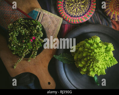 Le brocoli Romanesco - photographie sombre Banque D'Images