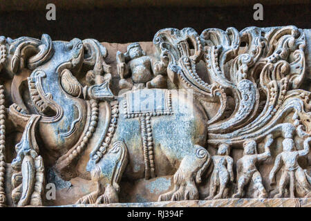Halebidu, Karnataka, Inde - Novembre 2, 2013 : Hoysaleswara temple de Shiva. Libre de l'éléphant et le groupe d'hommes statues sur le côté du temple struct Banque D'Images