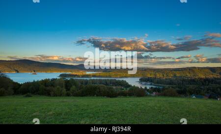 Beau lac Solinskie en Bieszczady. Beau lac de montagne sous ciel bleu avec des nuages. Banque D'Images