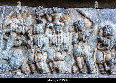 Halebidu, Karnataka, Inde - Novembre 2, 2013 : Hoysaleswara temple de Shiva. Gros plan du groupe de danseuses statues sur côté de la structure du temple Banque D'Images