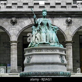 Montréal - Mai 2013 : ce statut d'une jeune reine Victoria en face de l'Université McGill est un héritage d'une période où l'établissement de Montréal Banque D'Images