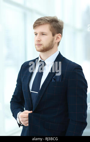 Jeune homme sur fond de fenêtre de bureau Banque D'Images