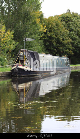 Étroit gris bateau amarré sur le canal Banque D'Images