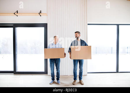 Un homme d'aider son fils avec meubles de maison neuve, un nouveau concept d'accueil. Banque D'Images