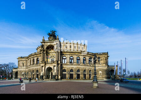 L'opéra Semperoper à Dresde building at night winter Banque D'Images