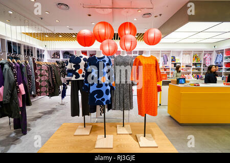 HONG KONG - le 26 janvier 2016 : l'intérieur de magasin Marimekko à éléments Shopping Mall. Marimekko est une entreprise finlandaise basée à Helsinki qui a fait im Banque D'Images