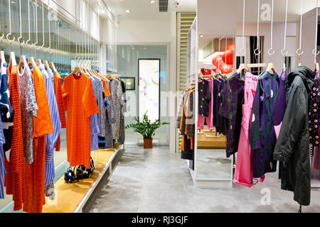 HONG KONG - le 26 janvier 2016 : l'intérieur de magasin Marimekko à éléments Shopping Mall. Marimekko est une entreprise finlandaise basée à Helsinki qui a fait im Banque D'Images